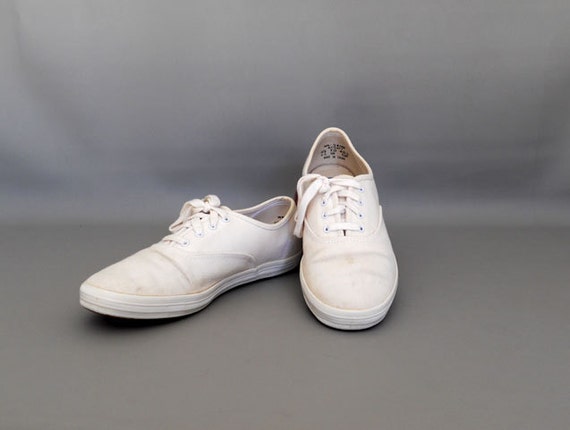 Women's Vintage 9 1/2 White Canvas Deck by LittleSistersSecret