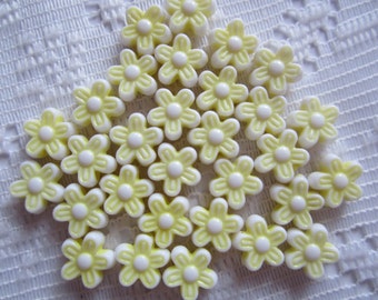 25 Bright Lemon Yellow & White Flower Acrylic Beads 9mm