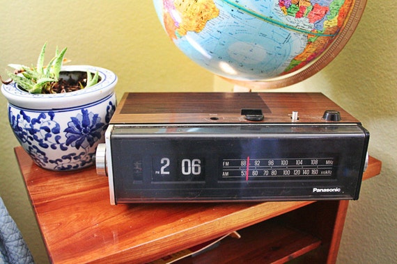 vintage panasonic flip clock radio