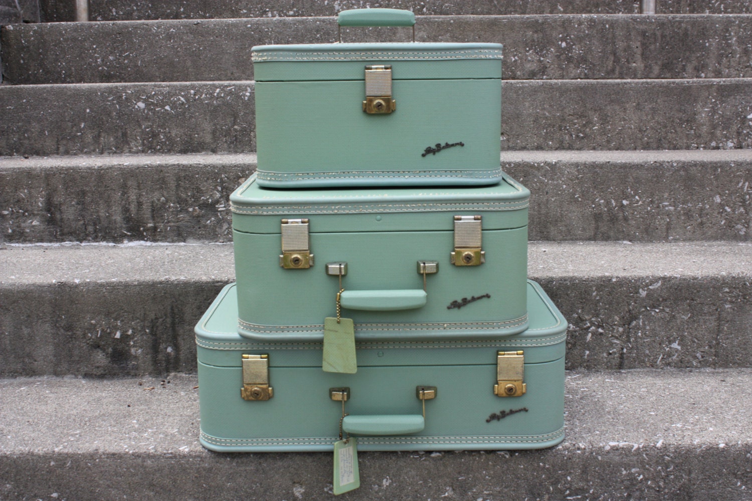 Lady Baltimore luggage suitcase set of 3 light green with keys