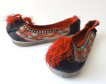 Vintage Chinese Embroidered Slippers Shoes Size Small