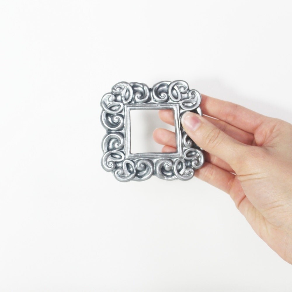 push pin picture frame        <h3 class=