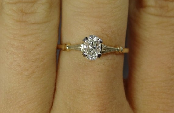 Simple diamond gold ring