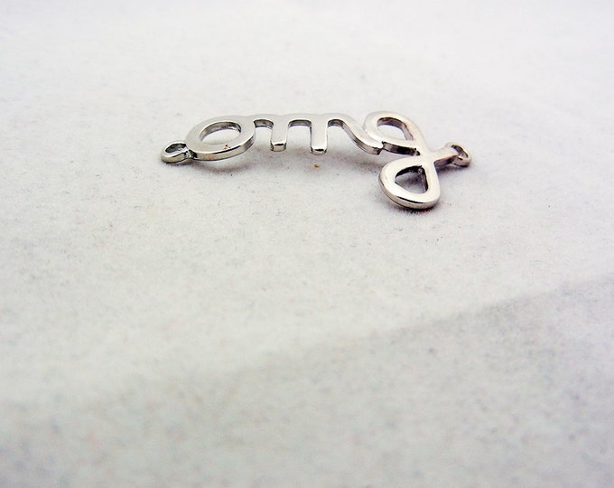 Double Link OMG Word Pendant Silver-tone