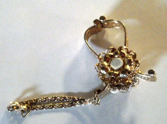 Vintage Glove Clip Gold Tone Roses Glove Holder by carriesattic