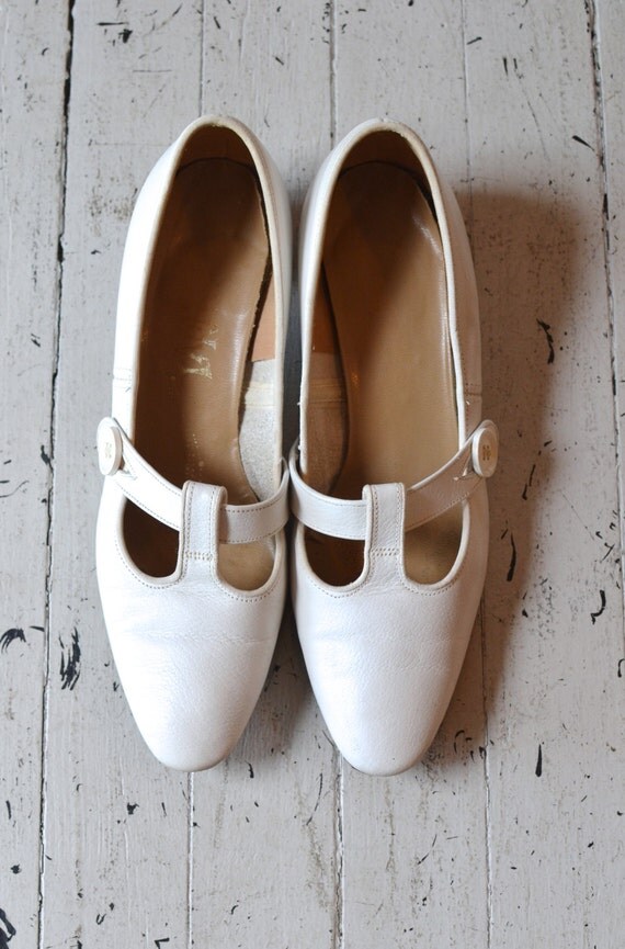vintage 1960s shoes / mod 60s mary janes / Tstrap Janes