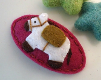 Felt hair clip -No slip -Wool felt -Racing horse -fuchsia
