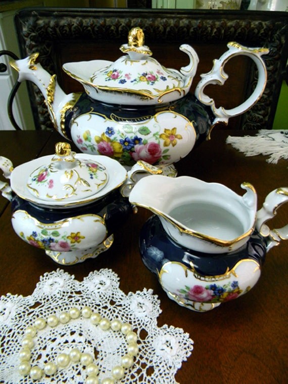 Stunning Teapot Tea Pot Creamer and Ornate Matching Sugar Set