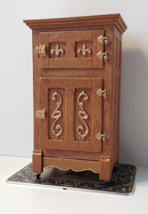 Chrysnbon finished old fashioned ice box