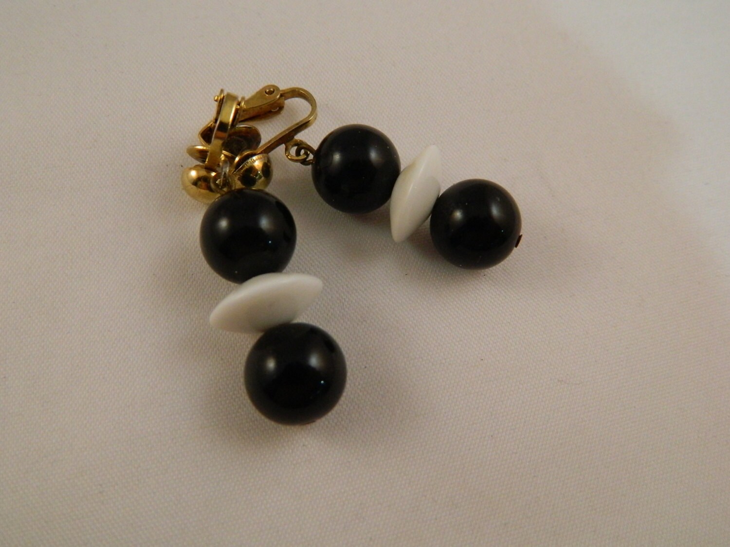 Black and White Earrings / Vintage Clip On Earrings / High