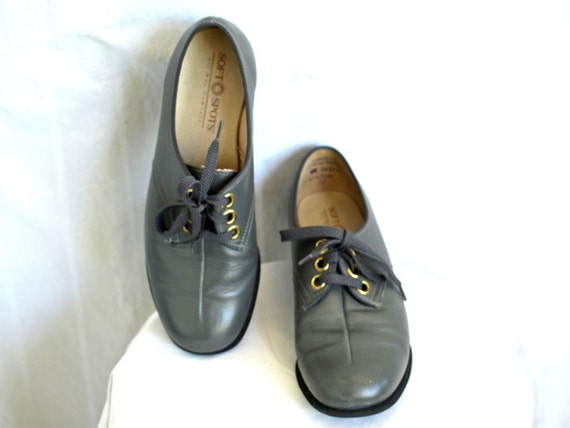 Vintage 1970s Leather Loafers Granny Shoes Low by TrolleylaVintage