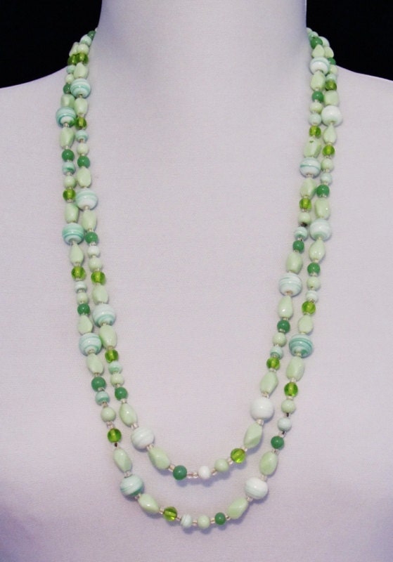 Vintage Green Glass Bead Necklace C1920s Flapper Beads 5545