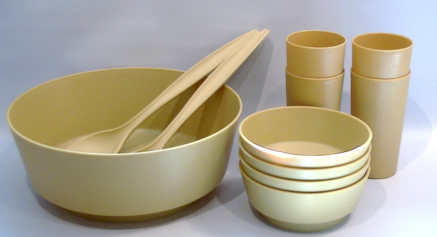 Vintage Rubbermaid Serving and Salad Bowl Set for 4 includes Serving