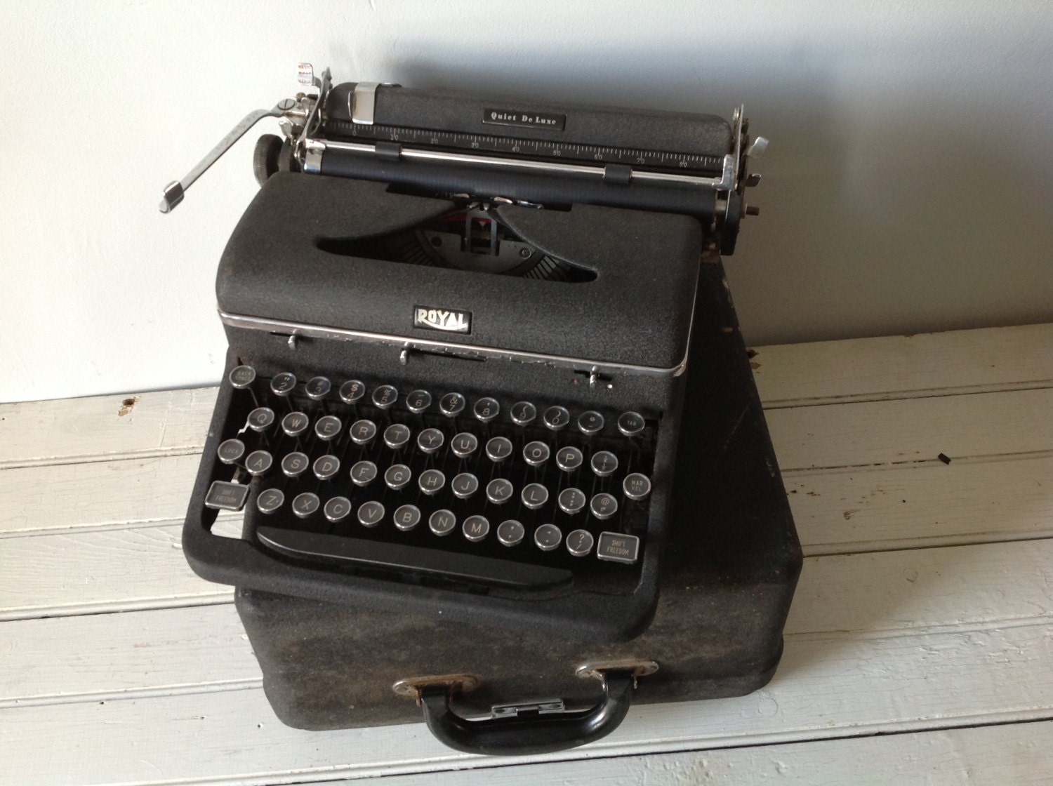 1940s Royal Quiet de Luxe Typewriter Black Exterior Glass