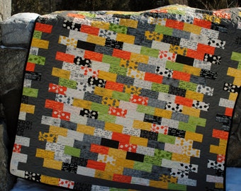 PDF QUILT PATTERN.... Quick and Easy...Jelly Roll, Layer Cake, Fat Quarter, Fat Eight friendly, Borderline Crazy