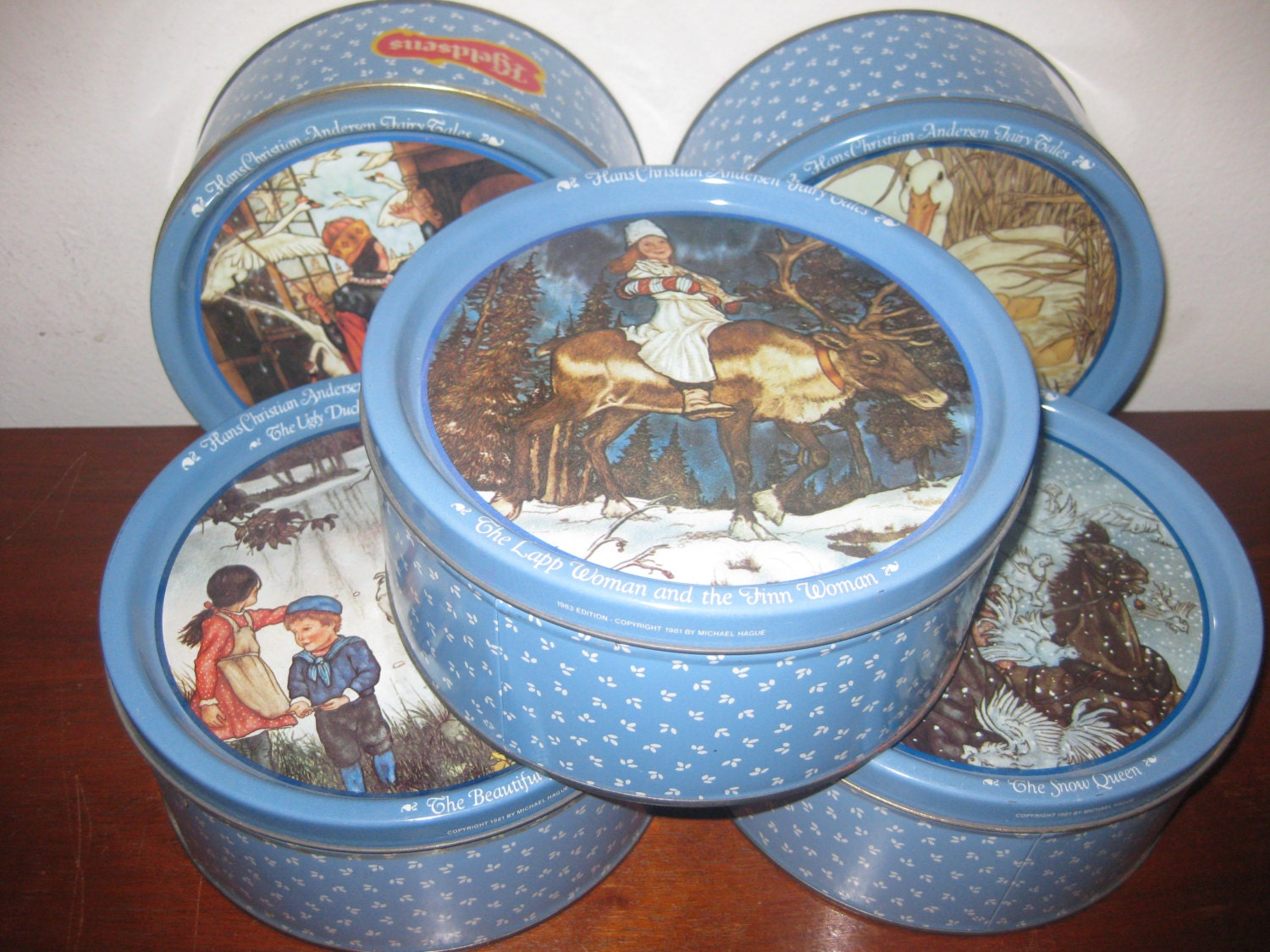 Cute Cookie Tins On Clearance At Michael's Nov 15, · Tonight I found the nice Mary Engelbreit and Paula Deen cookie tins on 60% off clearance at Michaels. They are tins with the clear windows in the lids. The large size was $ and the small size was $