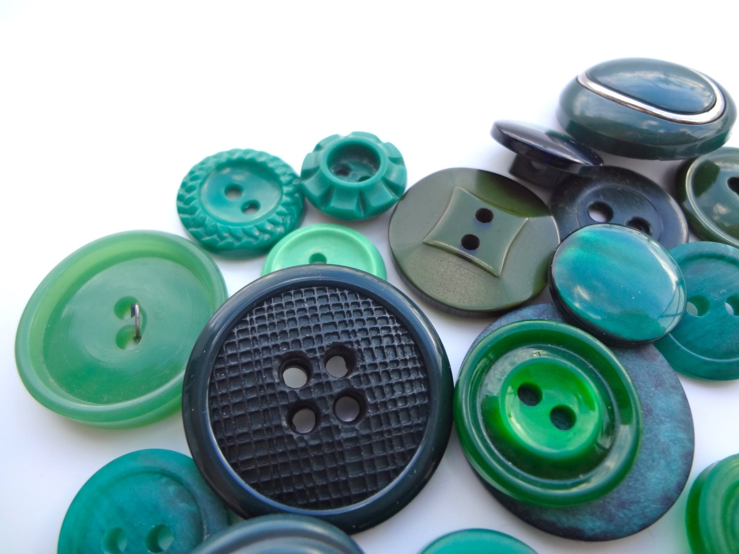 25 Green Vintage buttons Evergreen Mix by JamboChameleon on Etsy