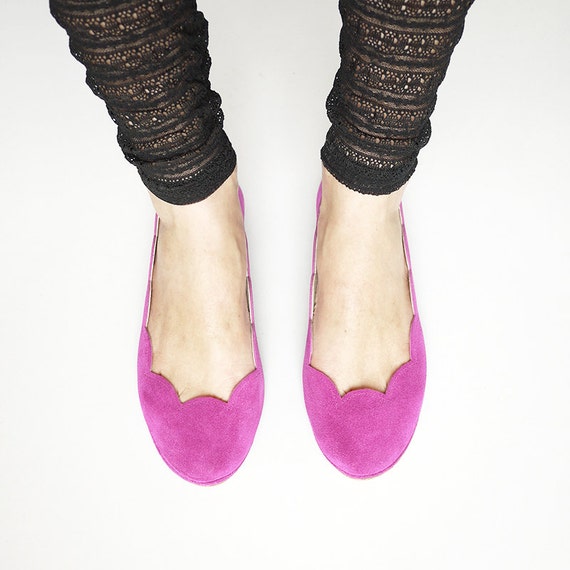 scallop flat shoes