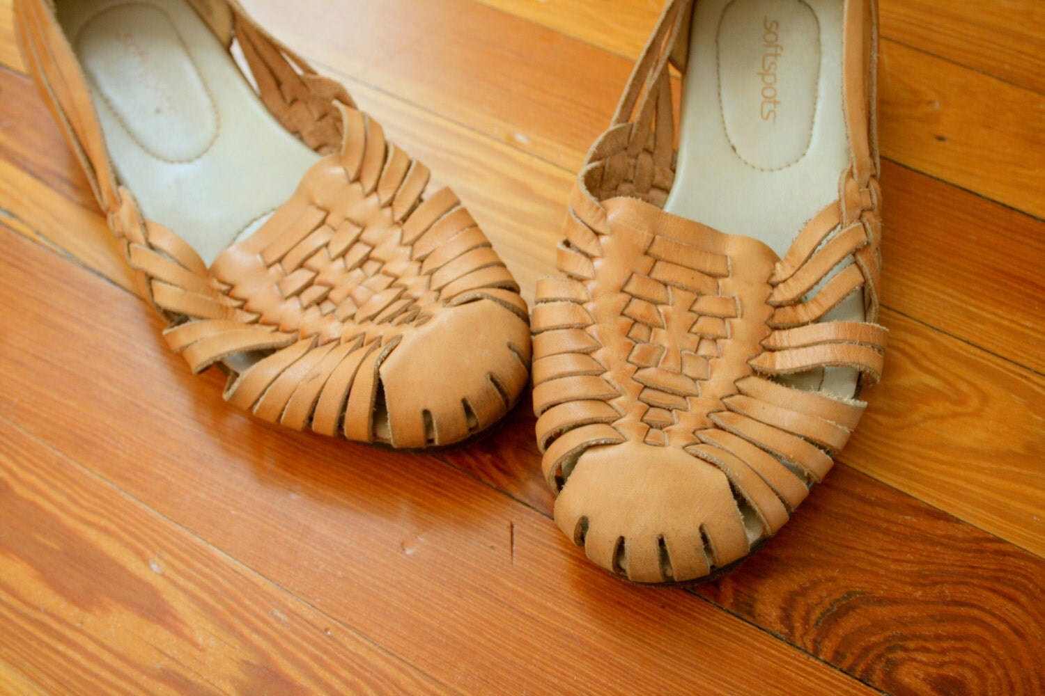 Vintage TAN LEATHER Sandals size 8 womens.flats. shoes.