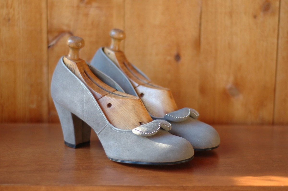 vintage 1940s bow shoes / 40s grey suede babydoll pumps