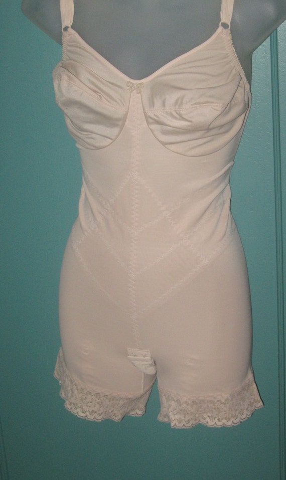 Vintage Young Smoothie Bra Girdle All in One Shaper w Garters