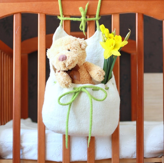 Hanging basket toys organizer felted bag white green