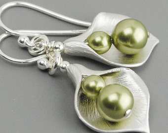 Bridesmaid Jewelry SET OF 5 Pearl Drop Earrings - Bridesmaid Earrings - Swarovski Earrings - Green Earrings - Silver Flower Earrings