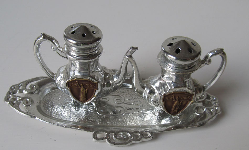 Statue of Liberty Vintage 1960s Salt & Pepper with Tray NYC Made in Japan Haute Juice