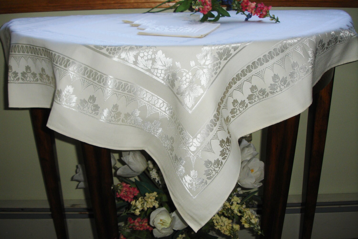 Double Damask Tablecover with 4 napkins 34 inches square