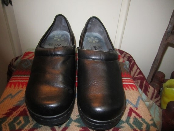 Preowned Dr. Scholls Clogs Size 10W.