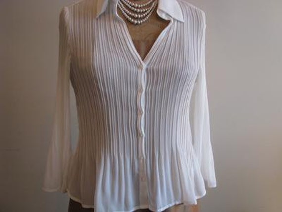 White crinkle blouse for spring and summer with open collar