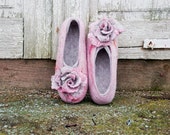 Women house shoes Handmade felted wool slippers and flower set Tradicional natural wool valenki Flat bridal shoes Bridesmaid gift Pink Women house shoes Handmade felted wool slippers and flower set Tradicional natural wool valenki Flat bridal shoes Bridesmaid gift Pink