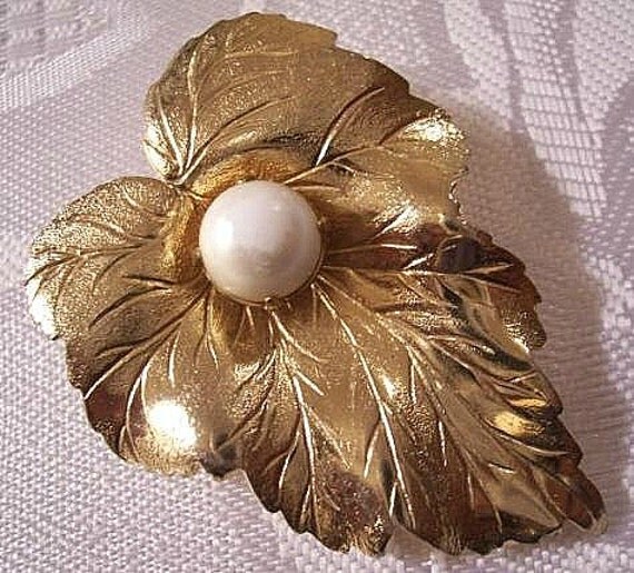 Pearl Leaf Pin Brooch Gold Tone Vintage Sarah Coventry Extra