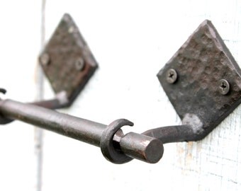 Hand Forged Iron 3 Piece Toilet Paper Holder with Diamond Base, Round Rod, and Hammered Finish by VinTin (Item # TP-501)