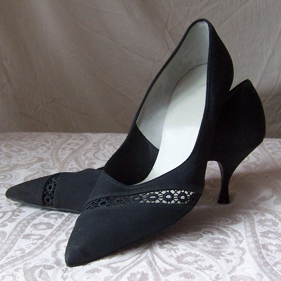 jaina pointy toe kitten heel