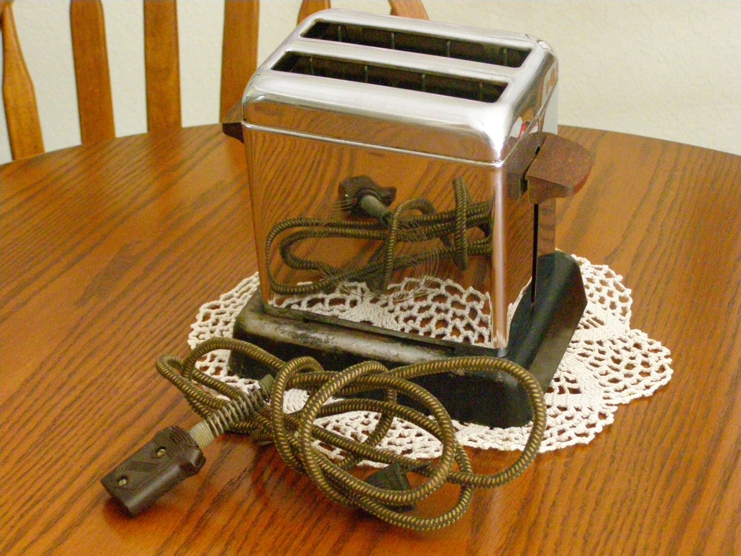 Vintage Toaster Dominion Electric Toaster style 1106 with