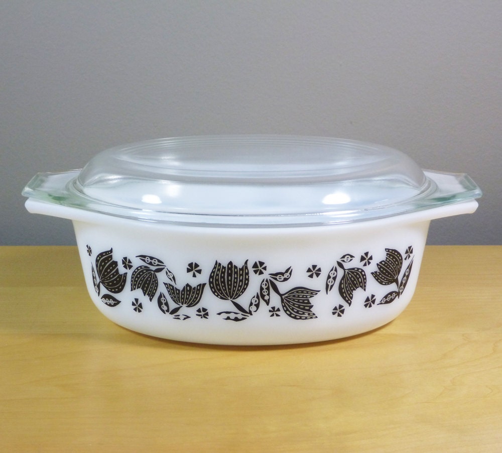 Pyrex 043 in Black Tulip Pattern 1957 Christmas Promotional