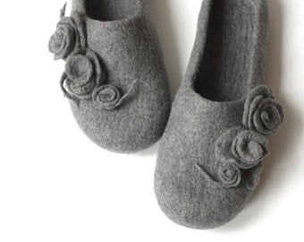 Women house shoes - grey felted wool slippers with roses - Mothers day gift - made to order - gift for her - women slippers - wool slippers