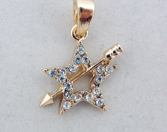 Small Gold-tone Star with Arrow Pendant