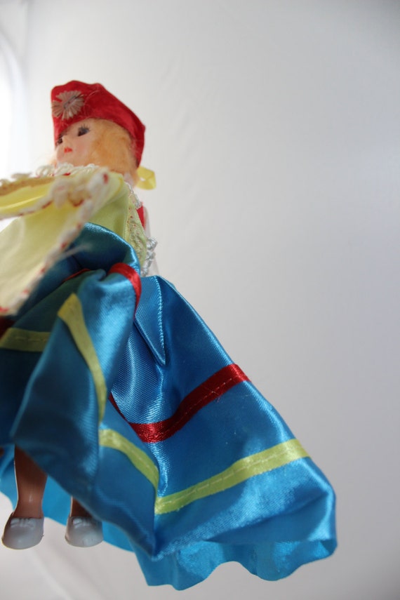 Dolls Around the World Collection of 11 International Costumes