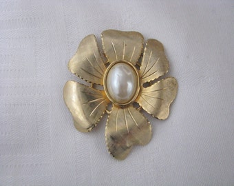 Vintage Jeri-Lou gold tone flower scarf ring scarf clip with faux pearl center