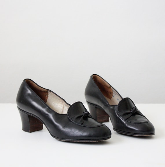 Items similar to vintage 1940s black pumps on Etsy