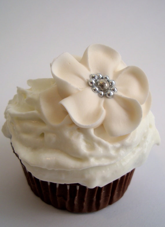 LOT of 50 sugar flowers in off white with silver sugar balls Il_570xn