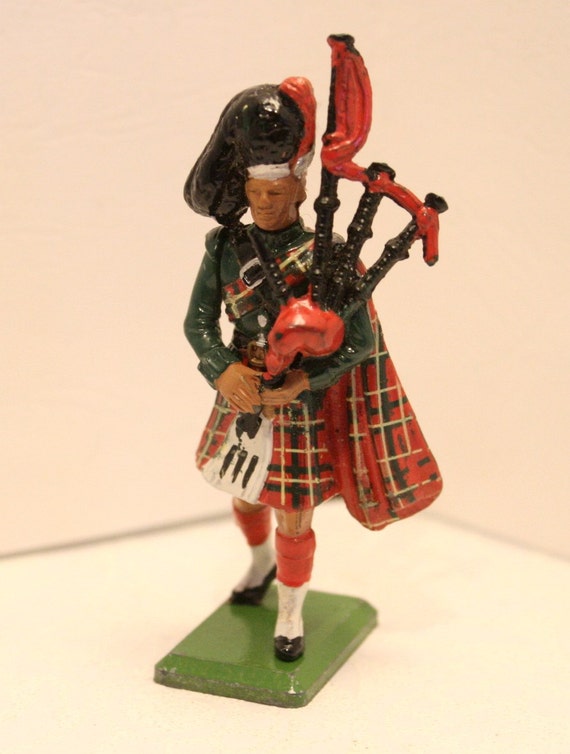 Vintage die cast metal toy soldier. Scottish piper.