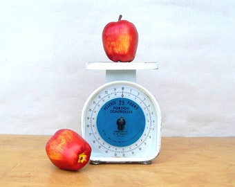 Mid Century Pelouze Kitchen Scale - White Retro 25lb Scale