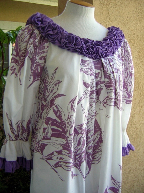 Vintage Mamo MuuMuu Hawaiian Orchid Purple Tropical