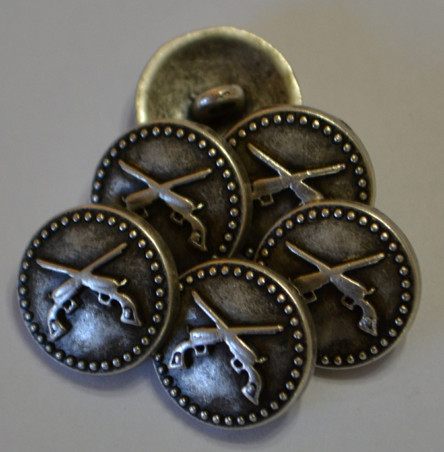 Crossed pistol Western style buttons metal antique silver