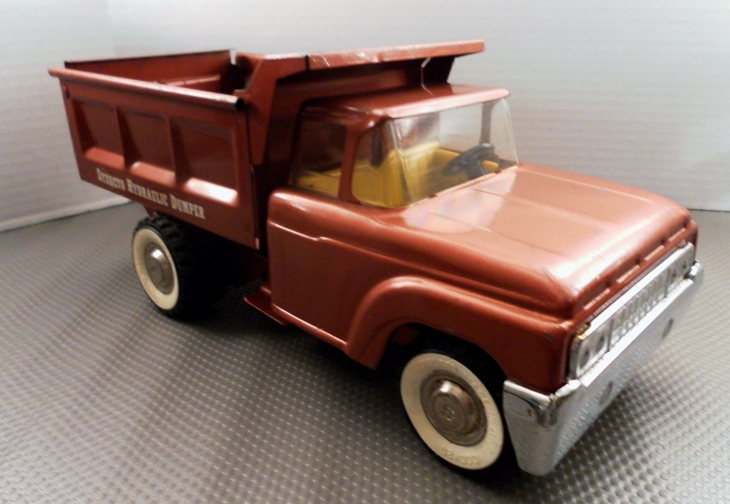 structo hydraulic dump truck