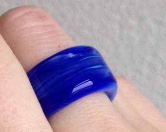 Ring van glas intens blauw handgemaakt door Renske Brouwer van Beadwork1982
