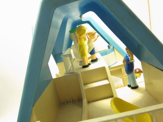 little tikes dollhouse with blue roof